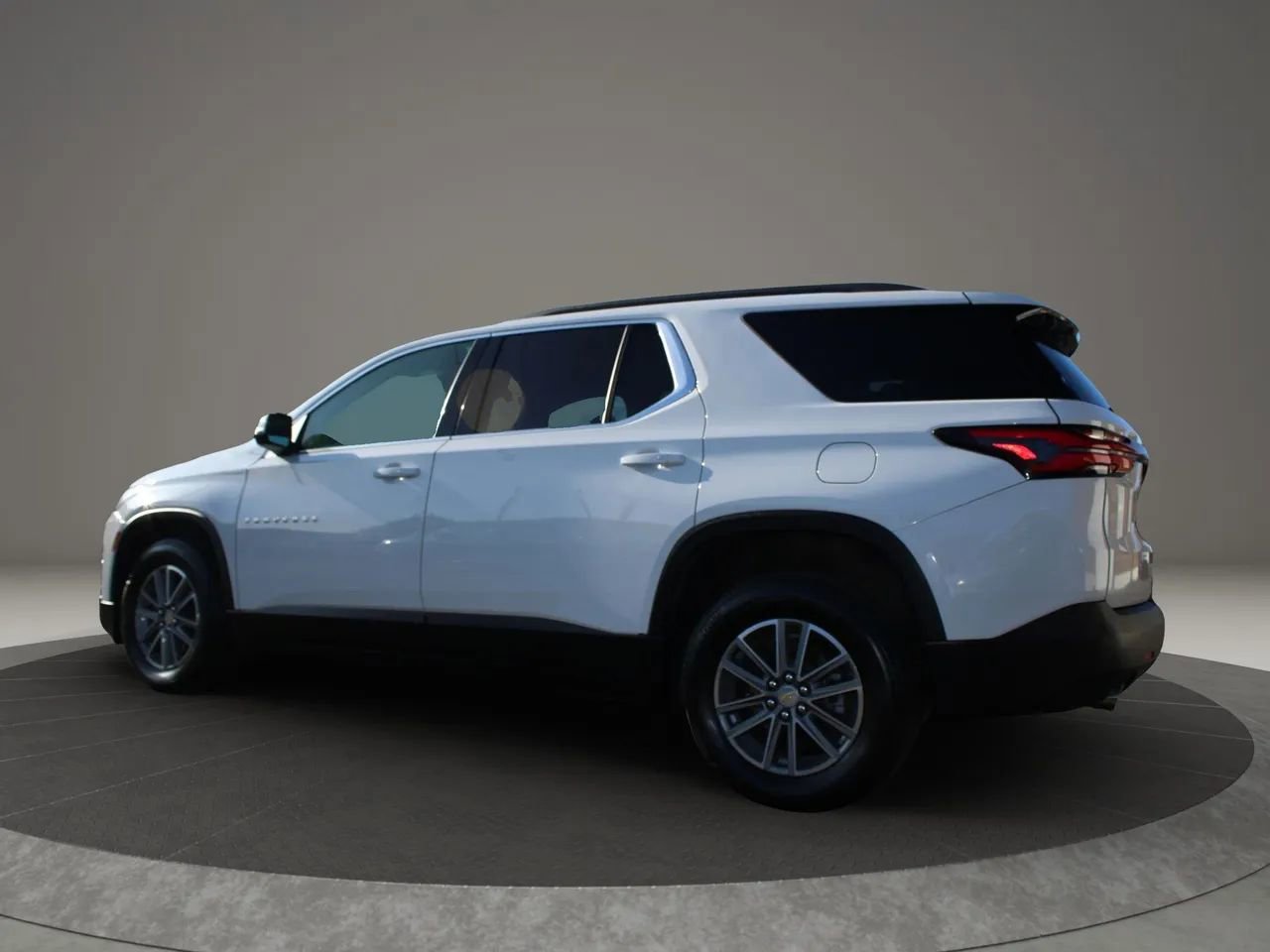Used 2023 Chevrolet Traverse LT w/ Rear Camera Mirror Package image 5