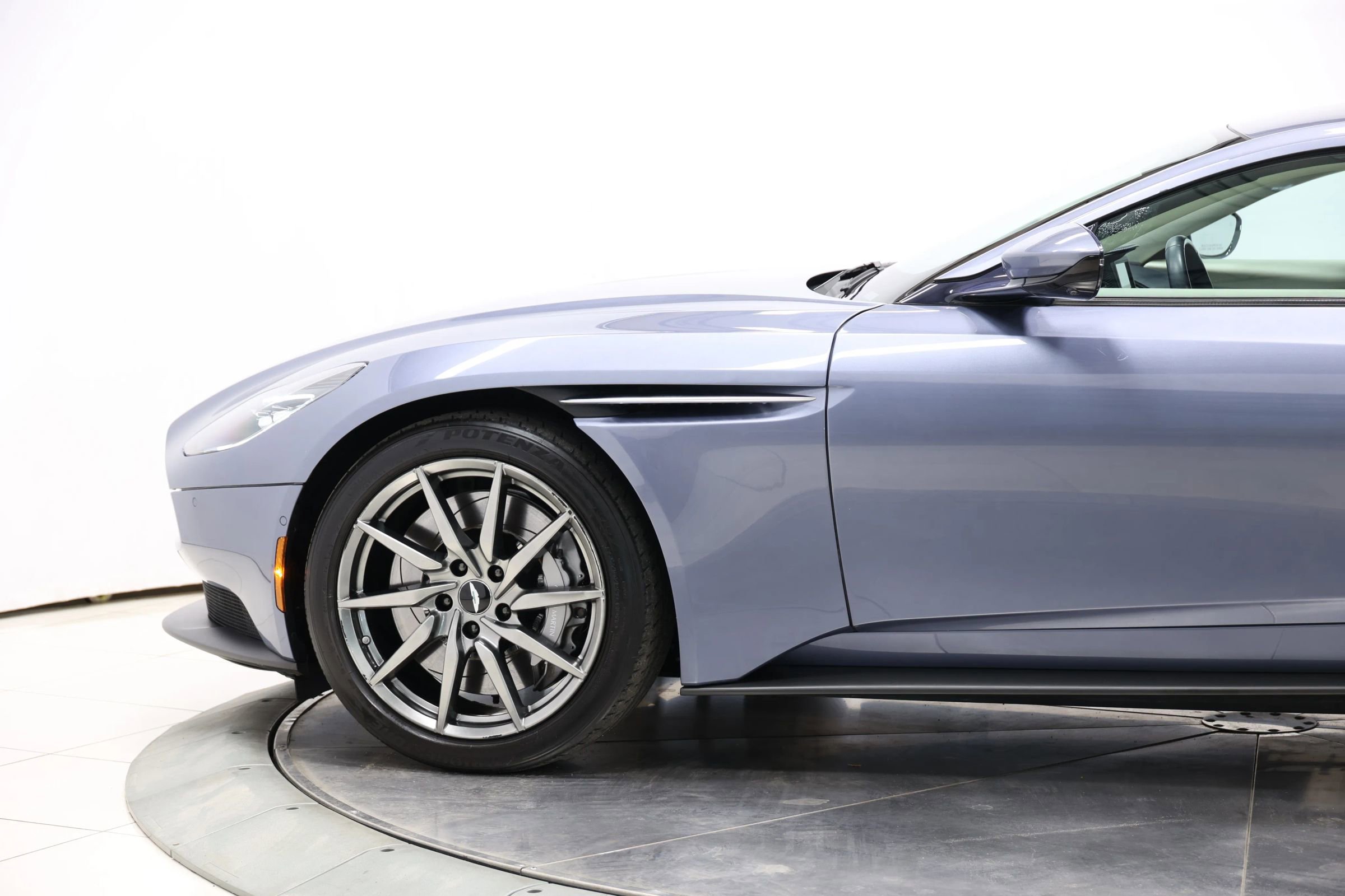 Used 2019 Aston Martin DB11 Coupe RWD image 9
