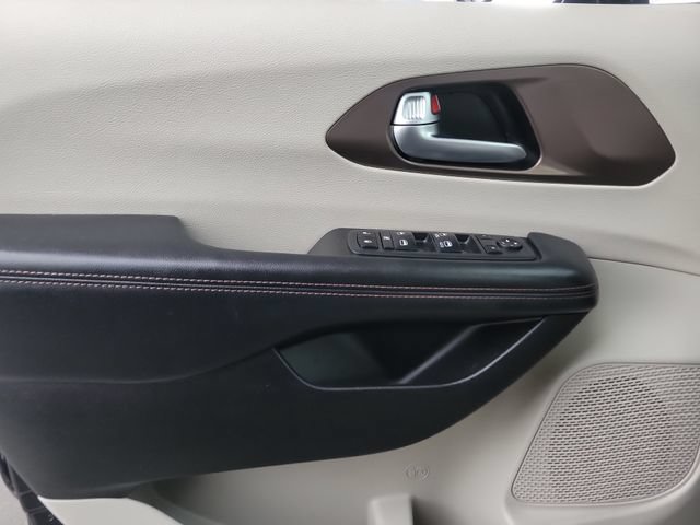 Used 2019 Chrysler Pacifica Touring-L FWD image 19