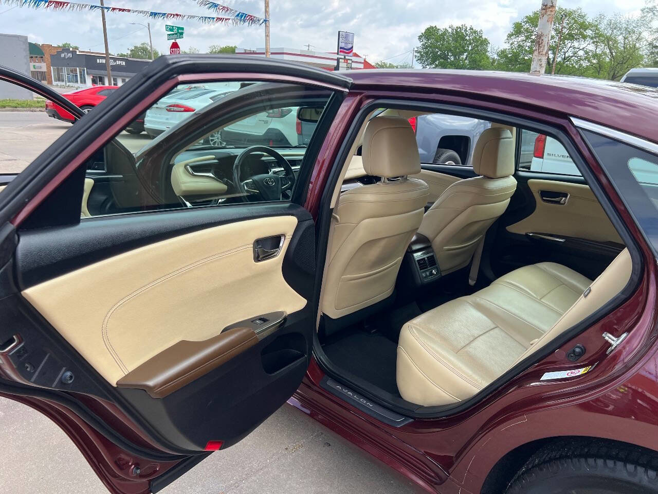 Used 2013 Toyota Avalon Limited w/ Technology Pkg FWD image 16