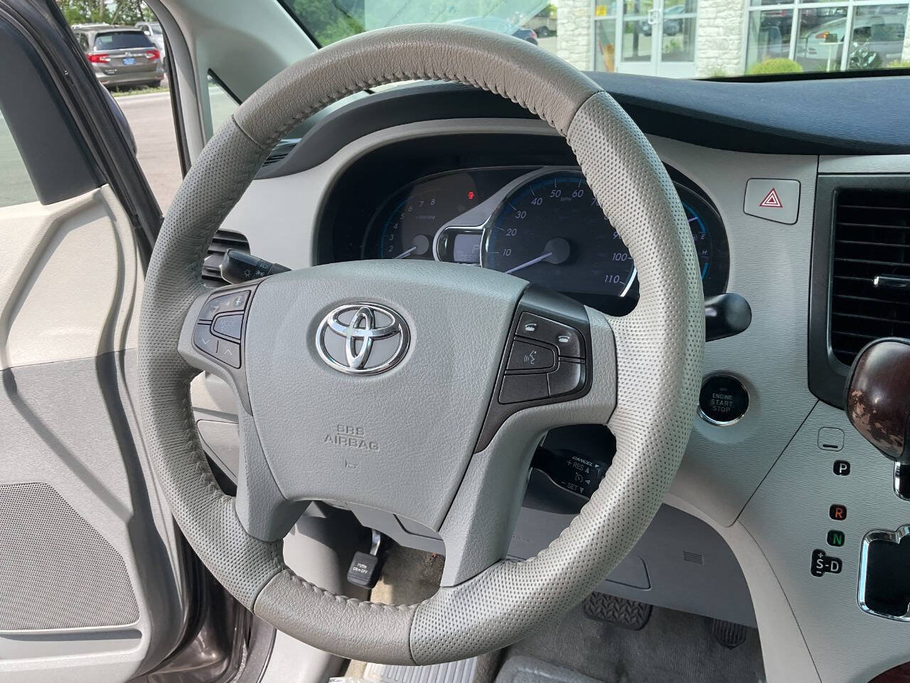 Used 2012 Toyota Sienna XLE FWD image 18