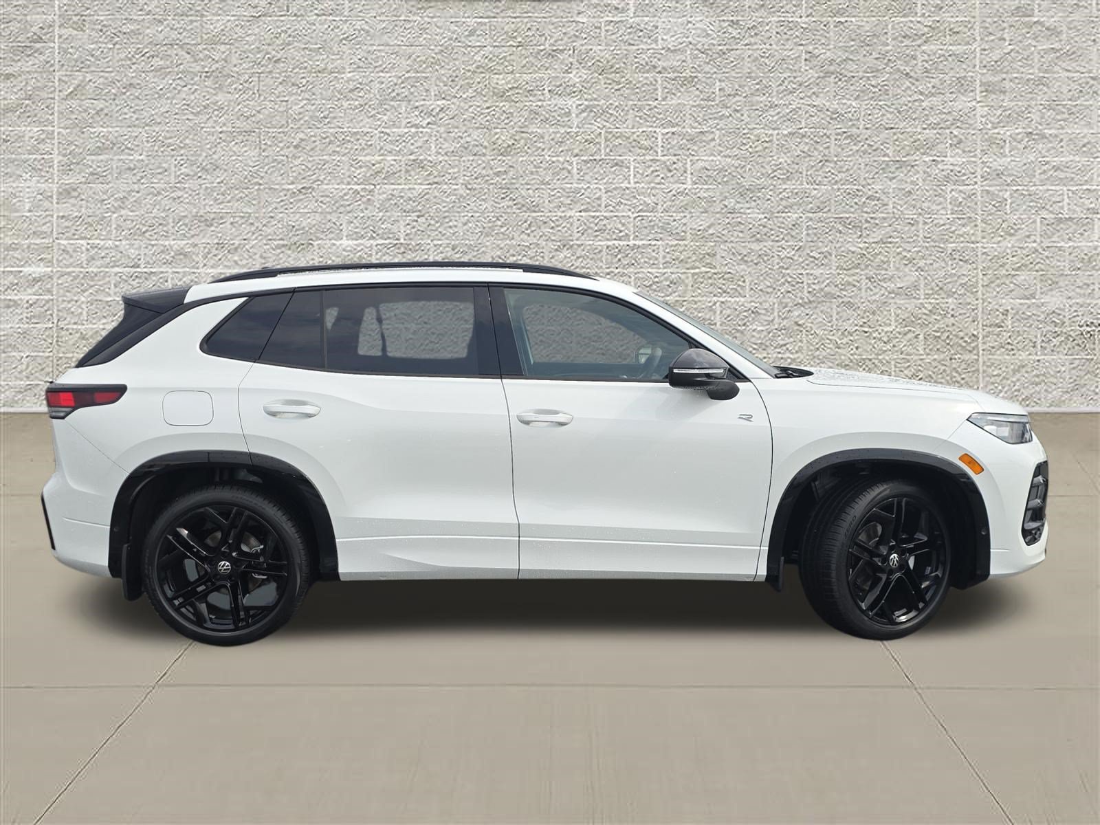 New 2026 Volkswagen Tiguan SE R-Line FWD image 8