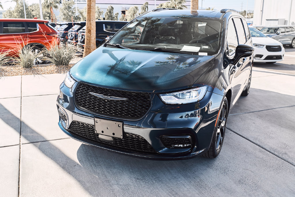 Used 2025 Chrysler Pacifica Limited FWD image 5
