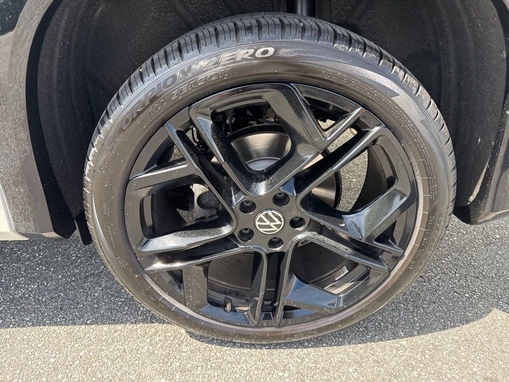 Certified 2026 Volkswagen Tiguan SE R-Line image 9