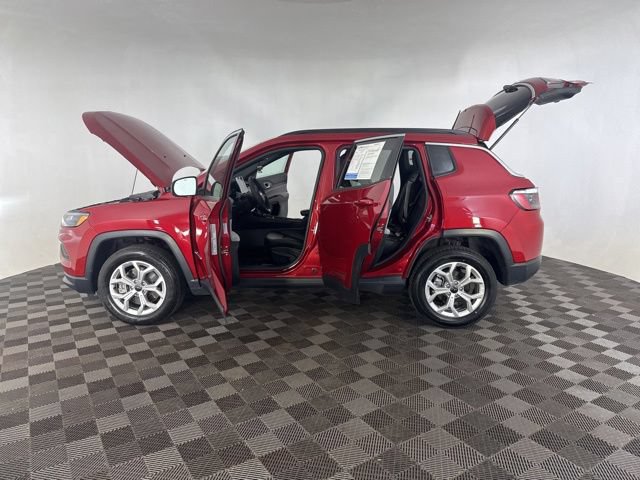 Used 2025 Jeep Compass Latitude AWD/4WD image 11