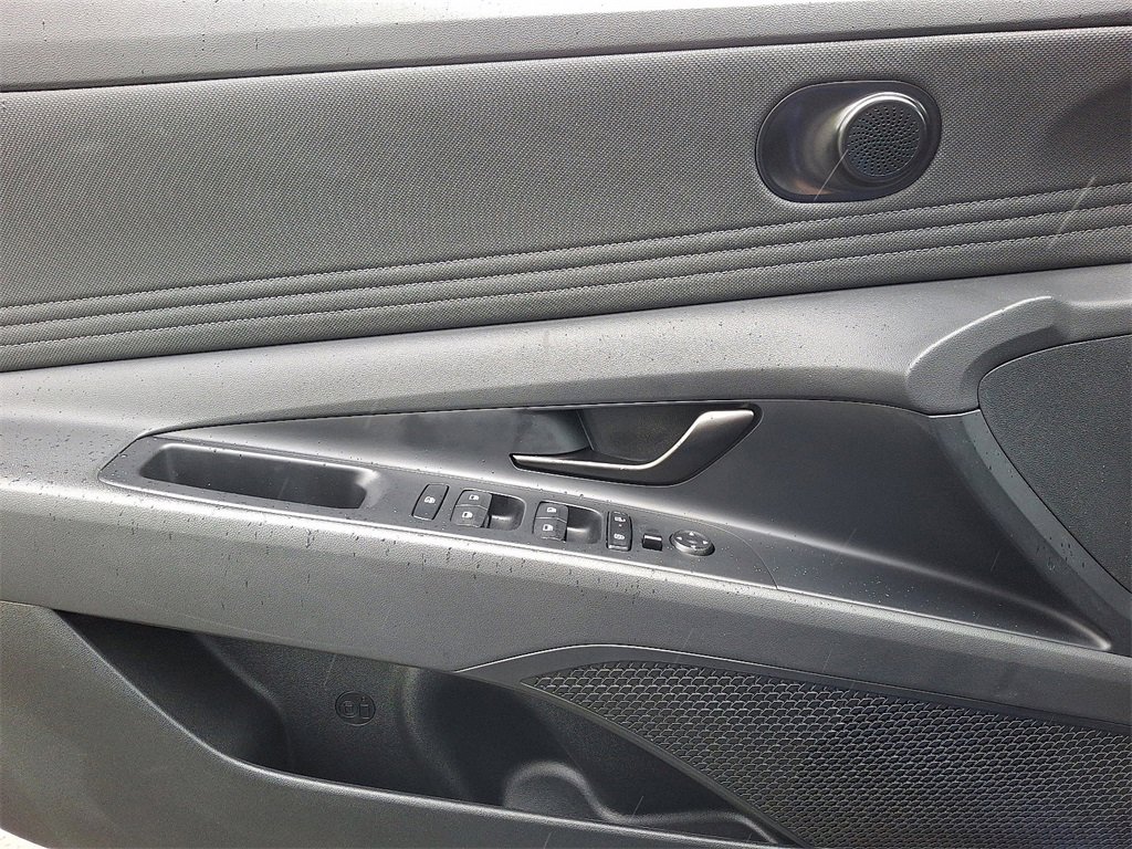 Used 2025 Hyundai Elantra Sport image 13
