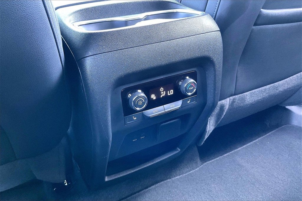 Used 2024 Chevrolet Traverse RS image 34