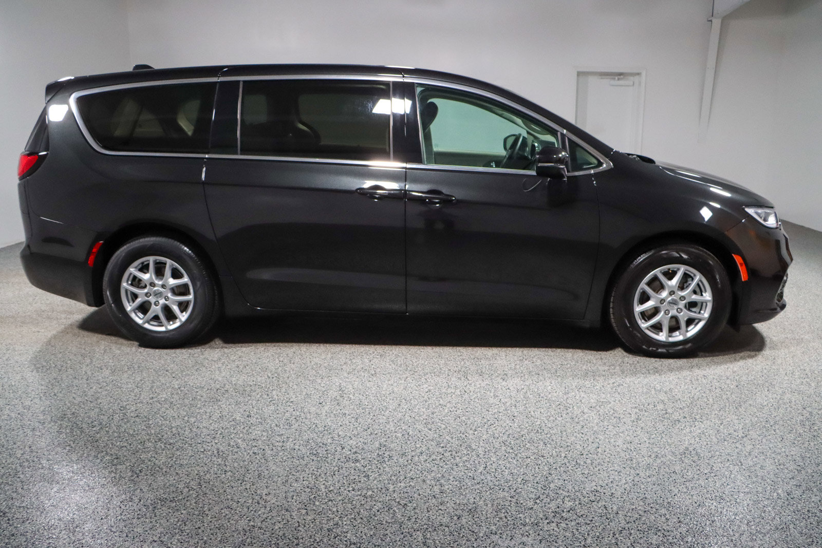 Used 2023 Chrysler Pacifica Touring-L image 6