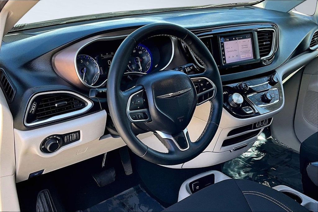 Certified 2024 Chrysler Voyager LX image 4