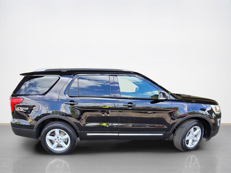 Used 2016 Ford Explorer XLT w/ Equipment Group 202A AWD/4WD image 2