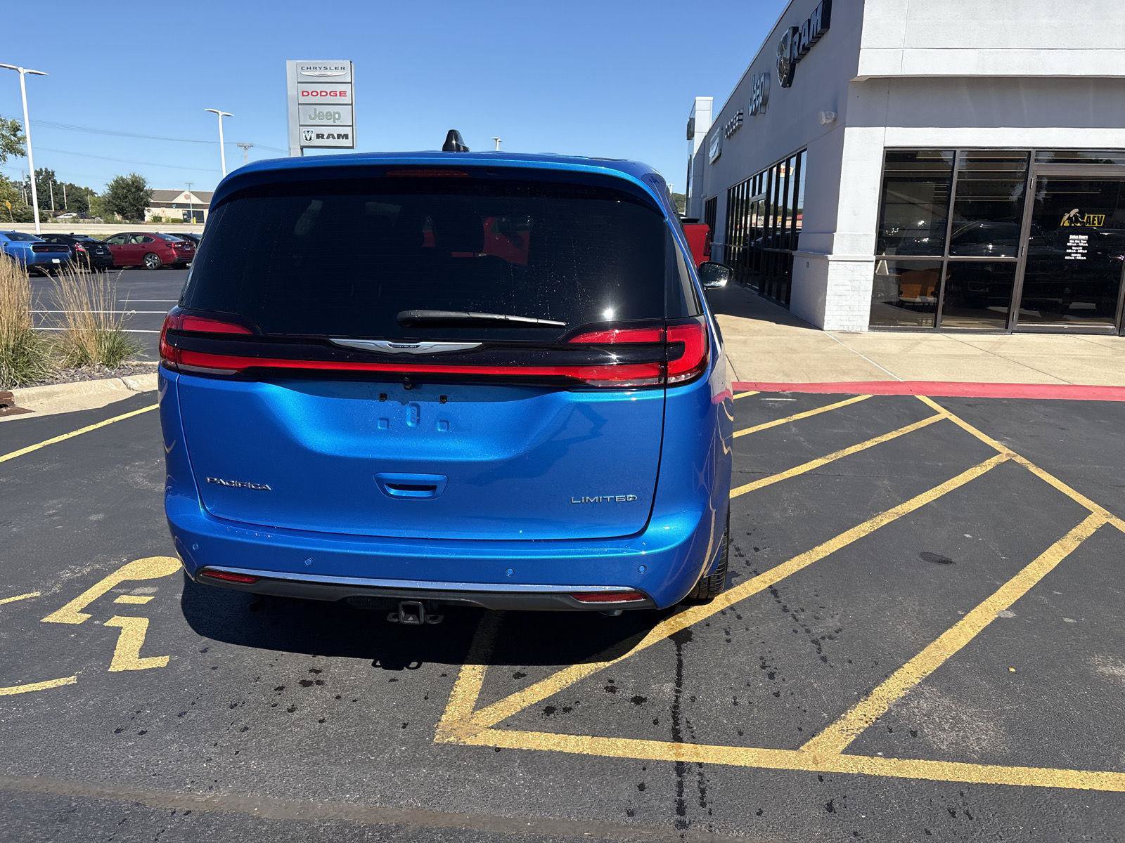 Used 2026 Chrysler Pacifica Limited w/ Trailer Tow Group FWD image 6
