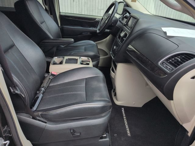 Used 2014 Chrysler Town & Country Touring-L w/ Driver Convenience Group FWD image 29