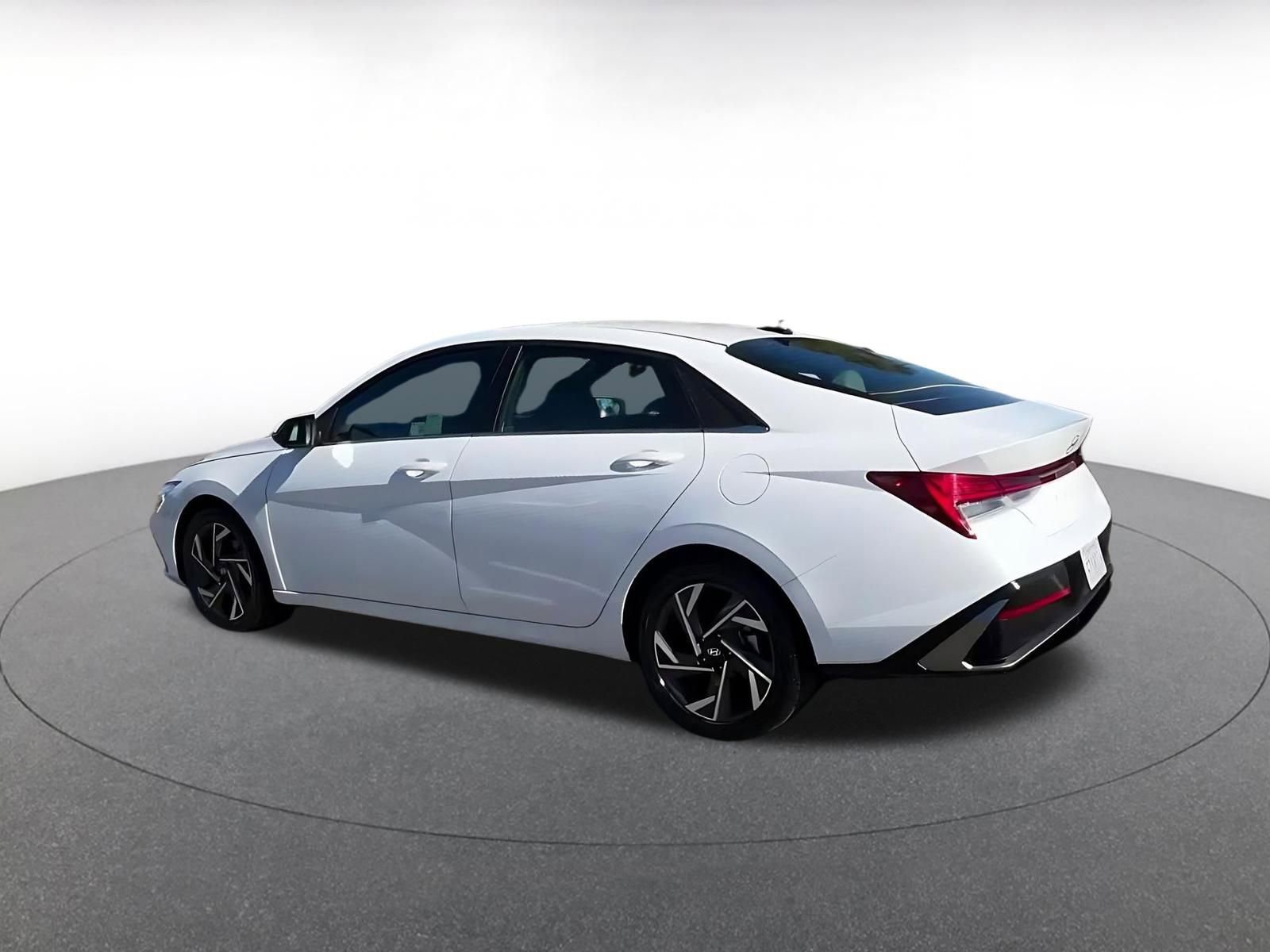 Used 2025 Hyundai Elantra Limited image 10