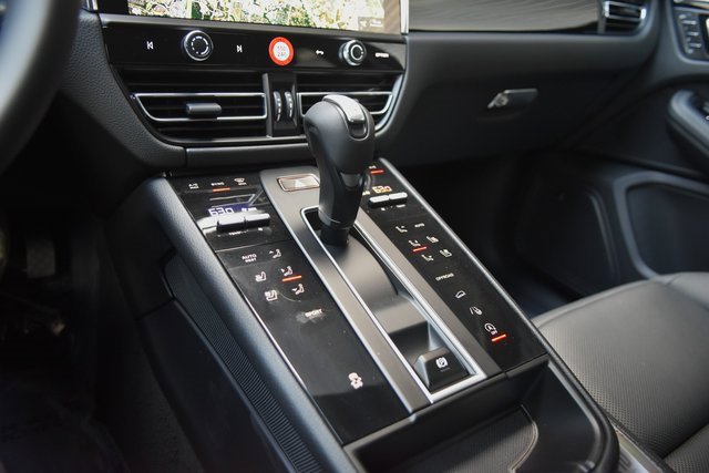 Certified 2025 Porsche Macan image 33