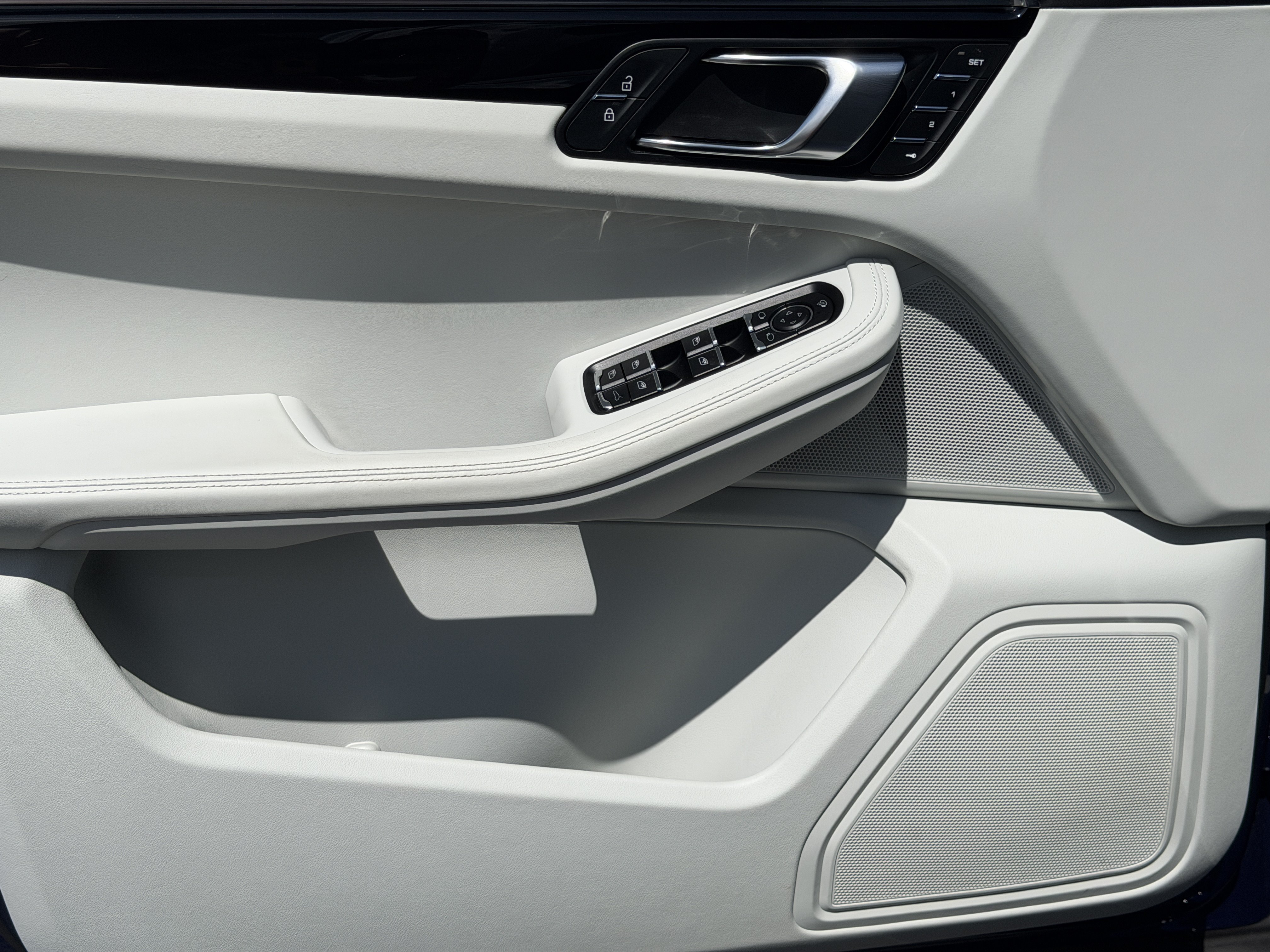 Certified 2023 Porsche Macan AWD/4WD image 18