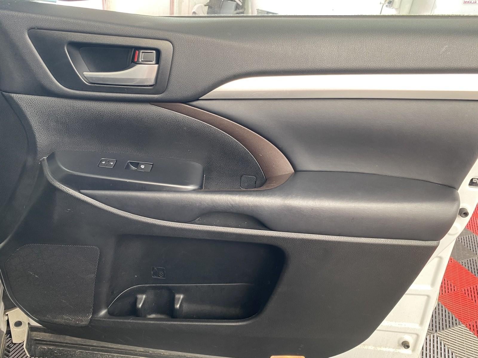 Used 2017 Toyota Highlander XLE AWD/4WD image 7