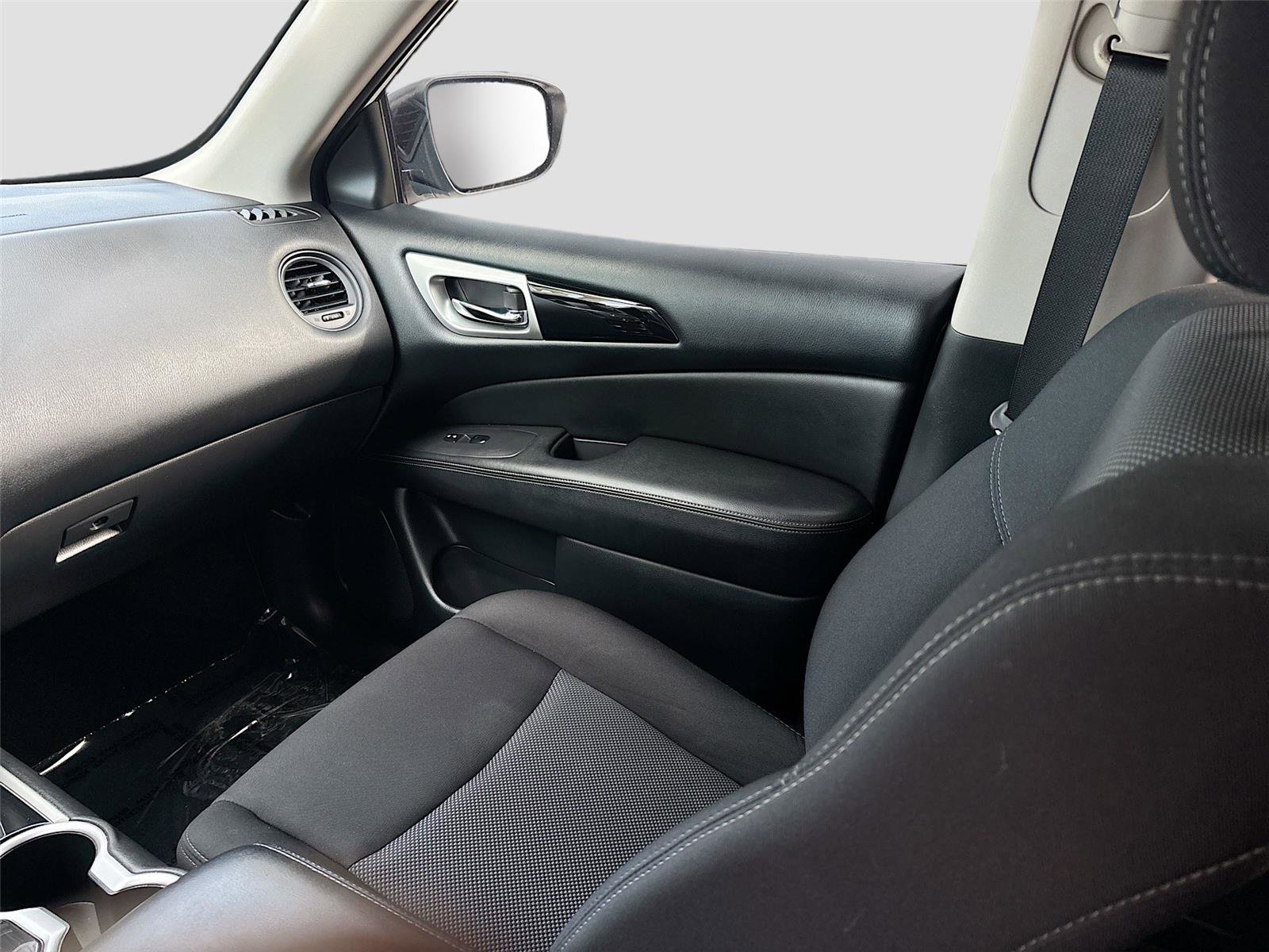 Used 2019 Nissan Pathfinder S FWD image 22