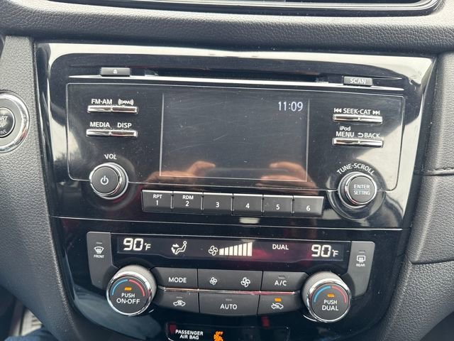 Used 2017 Nissan Rogue SV image 18