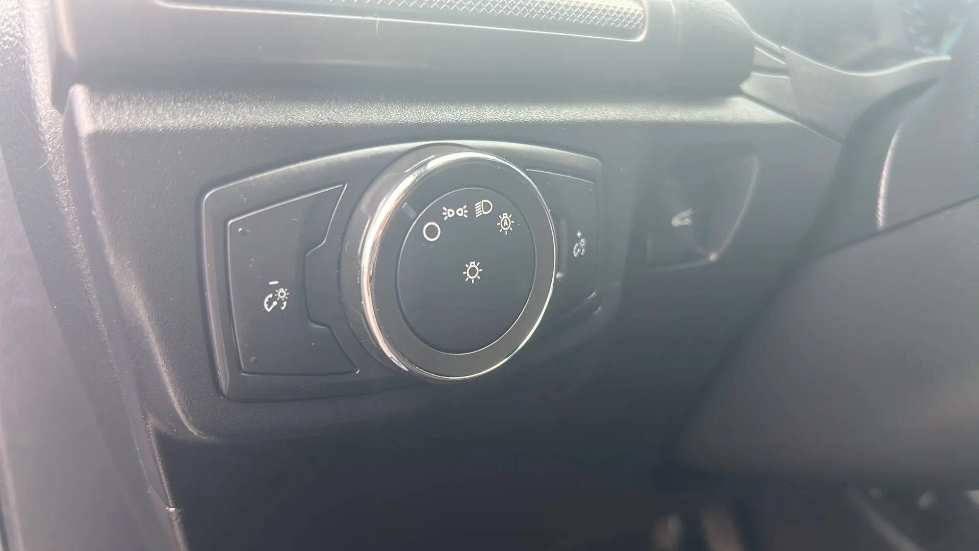 Used 2017 Ford Fusion SE FWD image 18