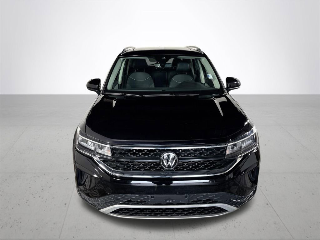 Used 2023 Volkswagen Taos SE w/ Panoramic Sunroof Package image 3