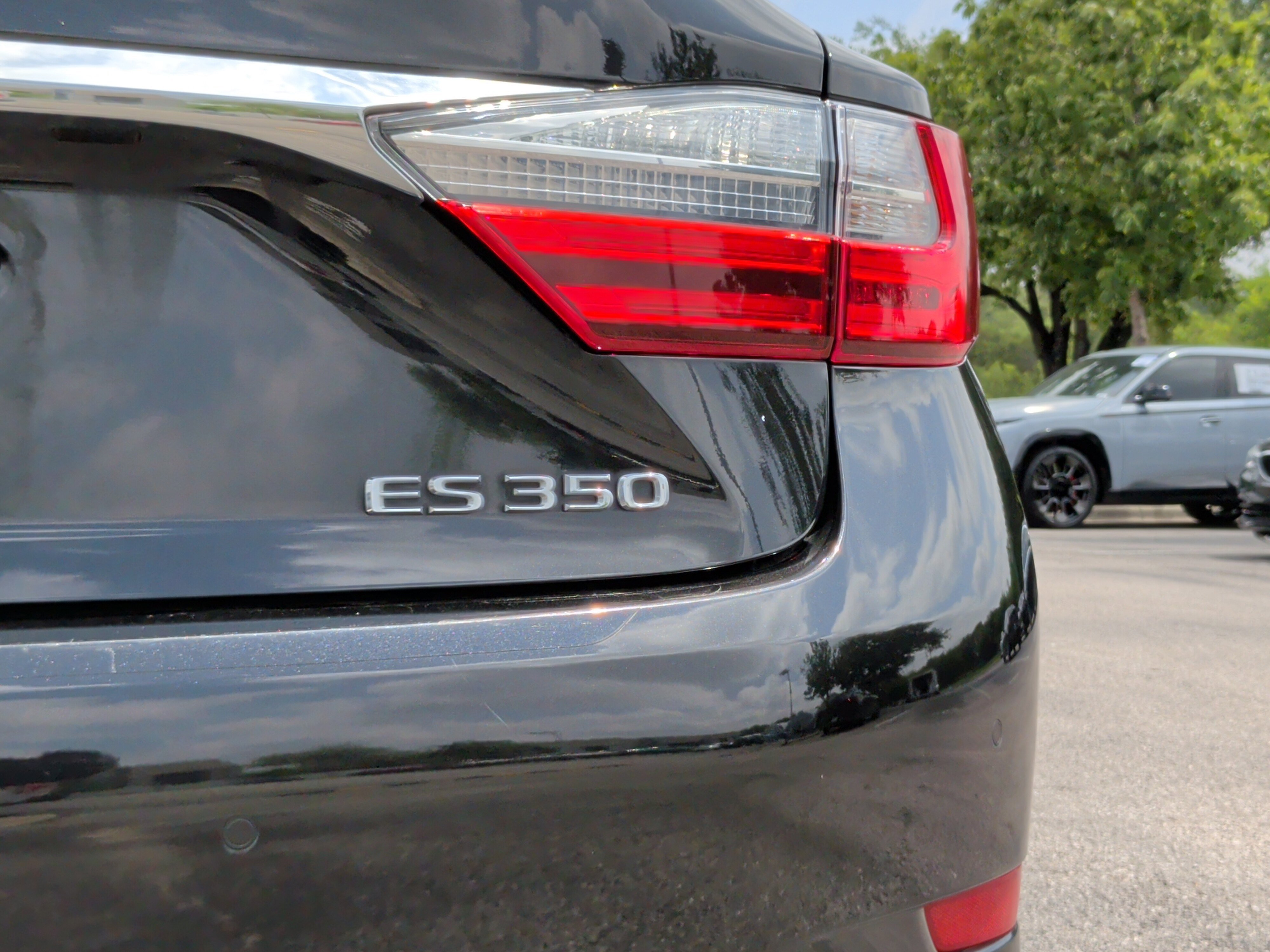 Used 2016 Lexus ES 350 w/ Luxury Package w/Wood Trim FWD image 11