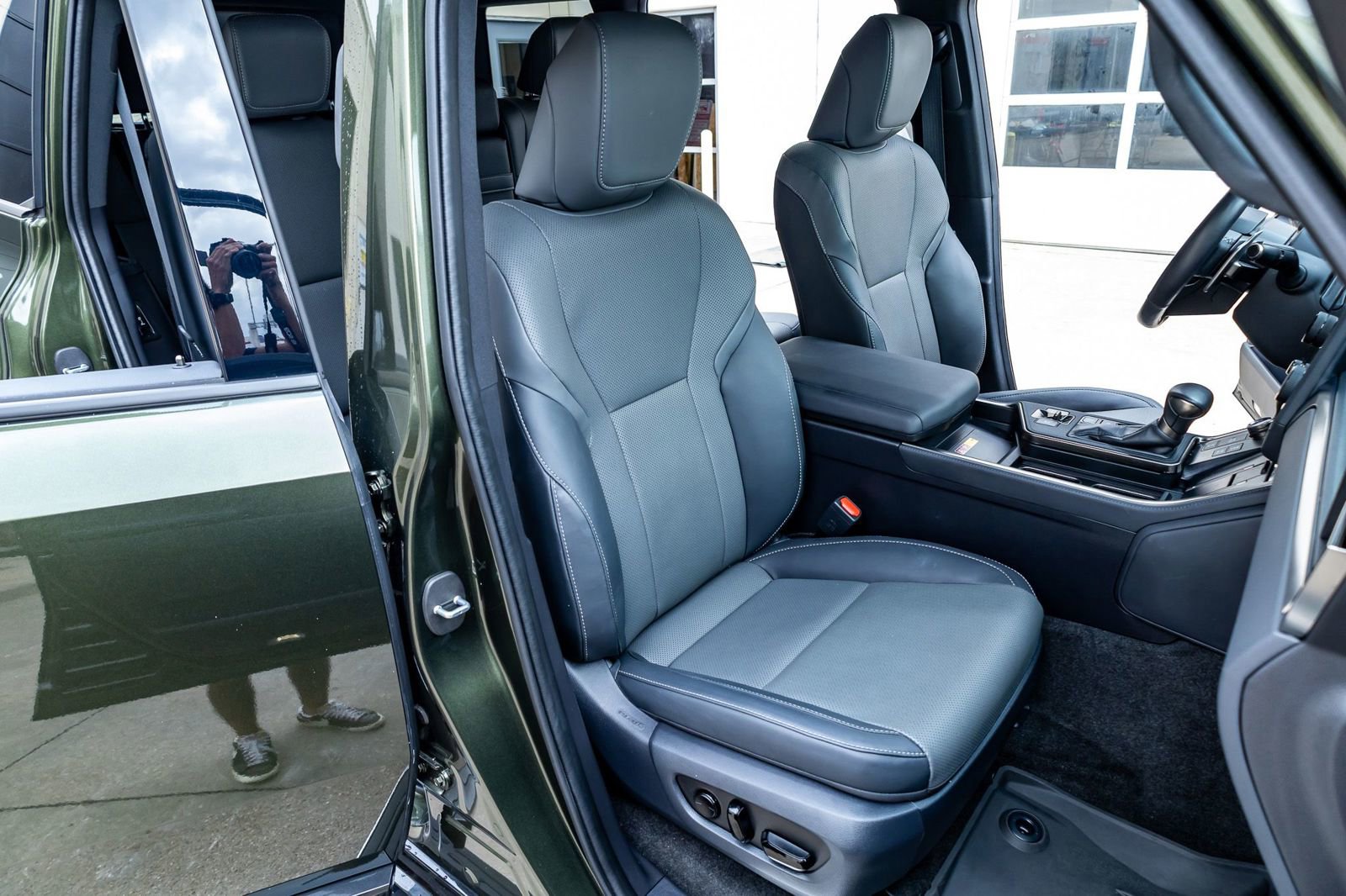Used 2024 Lexus GX 550 w/ Accessory Package (2T) AWD/4WD image 30