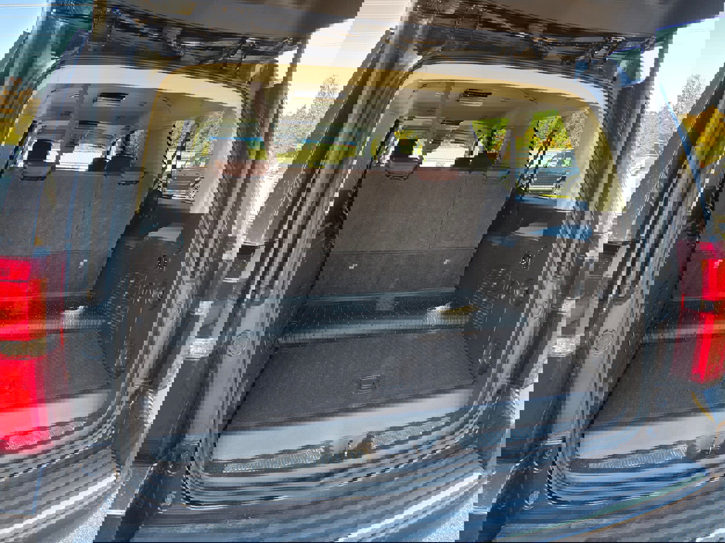 Used 2018 Chevrolet Suburban Premier image 19