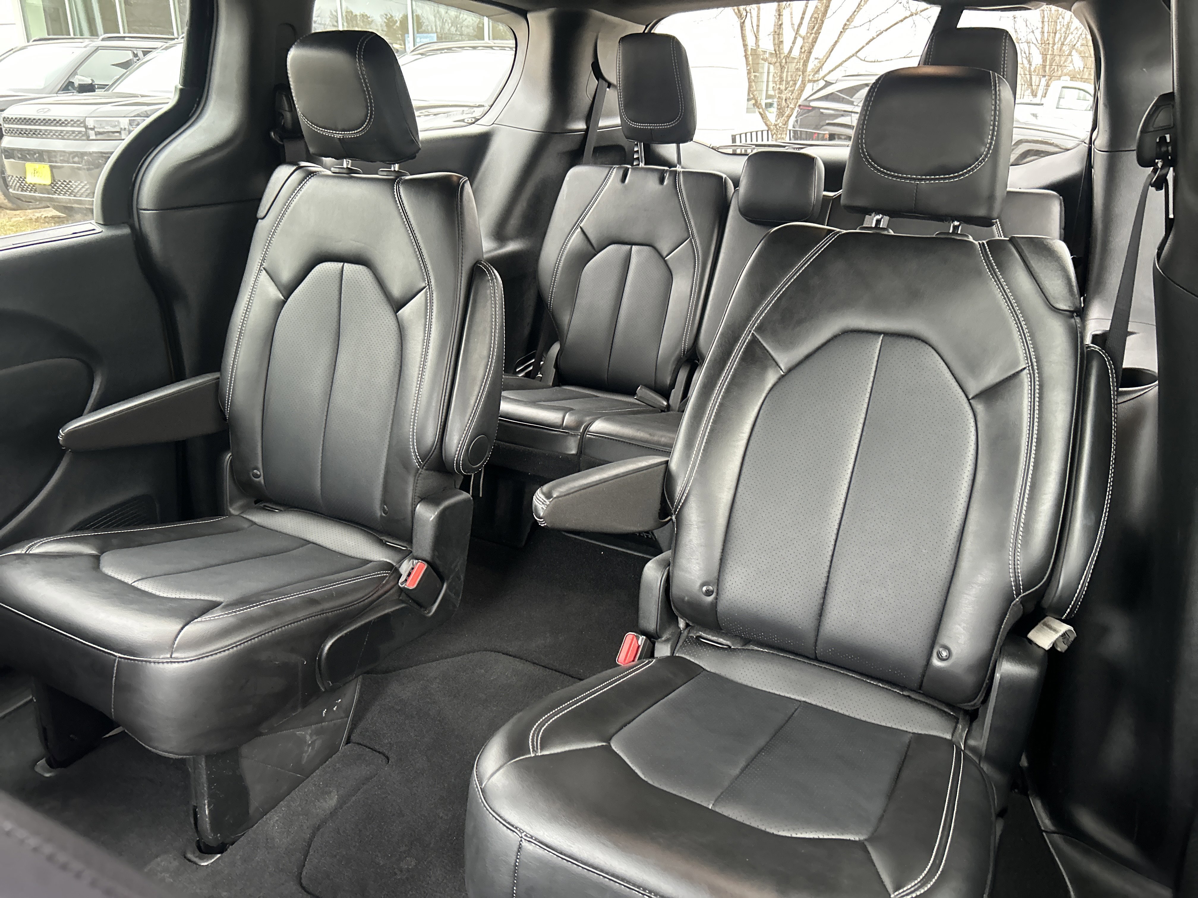 Used 2025 Chrysler Pacifica Select FWD image 16