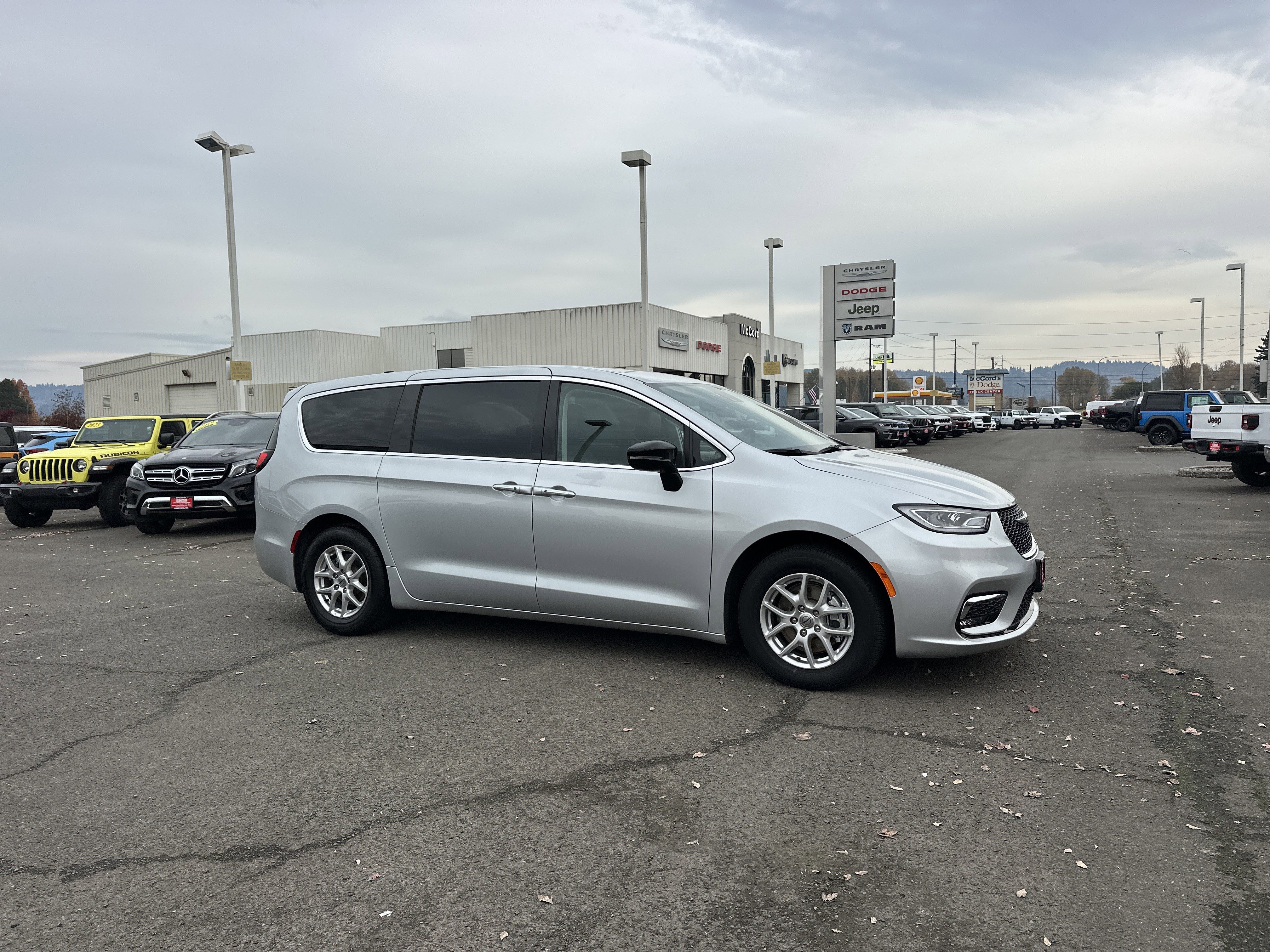 Used 2024 Chrysler Pacifica Touring-L image 7