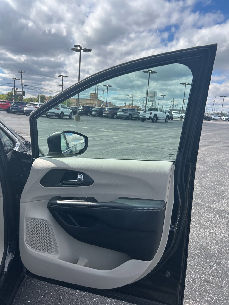 Used 2023 Chrysler Pacifica Touring-L FWD image 49
