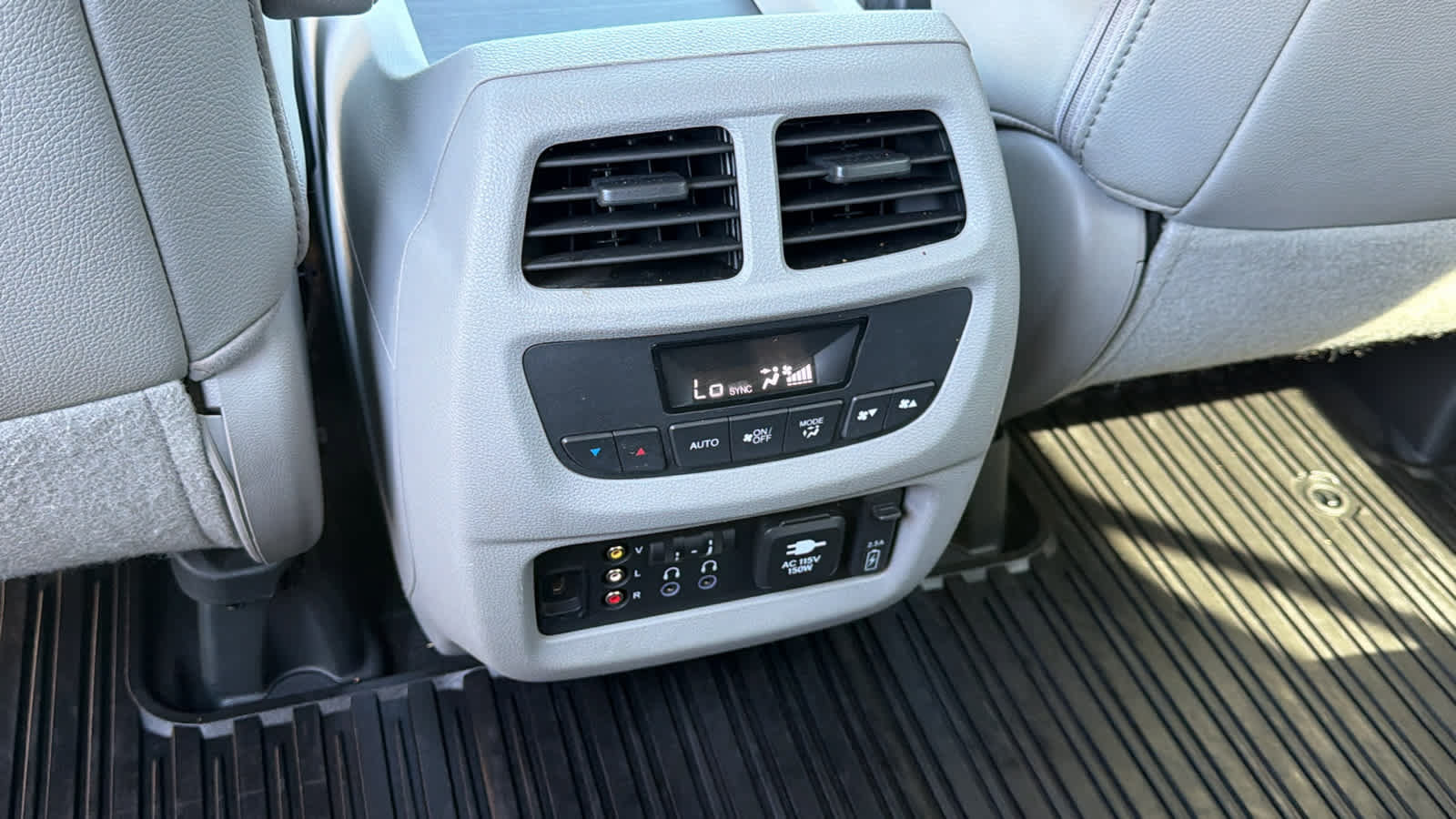 Used 2016 Honda Pilot Touring image 25