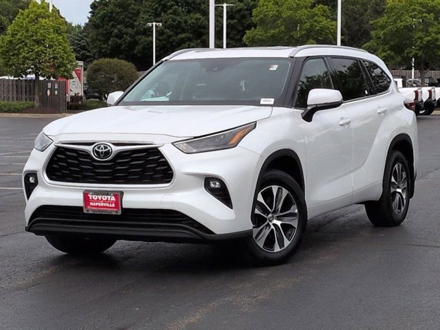 Used 2022 Toyota Highlander XLE AWD/4WD image 2