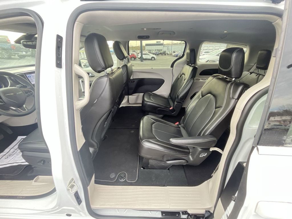 Used 2024 Chrysler Pacifica Touring-L image 21