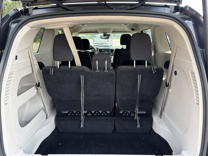 Used 2023 Chrysler Voyager LX FWD image 10
