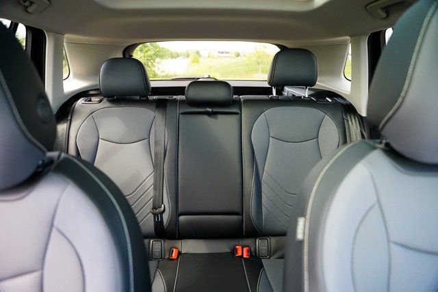 Used 2025 Volkswagen Tiguan SE w/ Panoramic Sunroof Package image 39