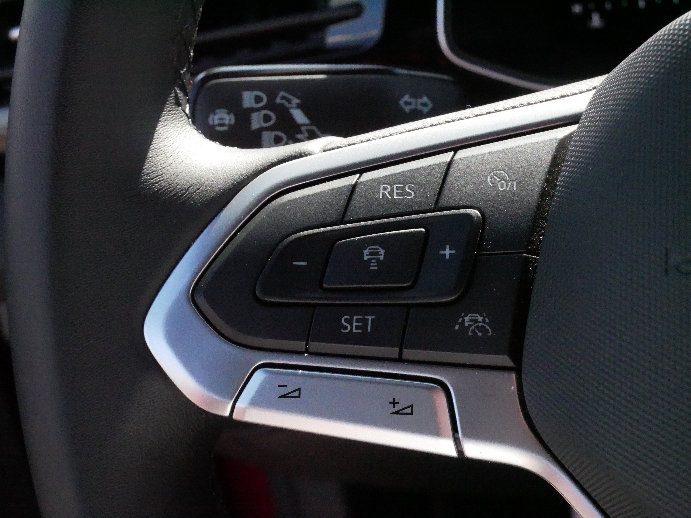 Certified 2025 Volkswagen Jetta Sport FWD image 25