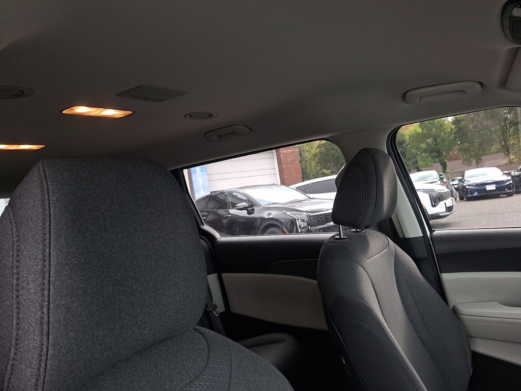 Used 2022 Kia Carnival LX FWD image 15