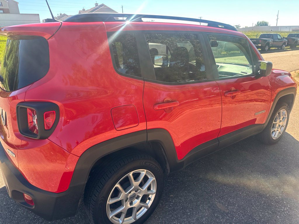 Used 2022 Jeep Renegade Latitude w/ Sun/Sound Group AWD/4WD image 8