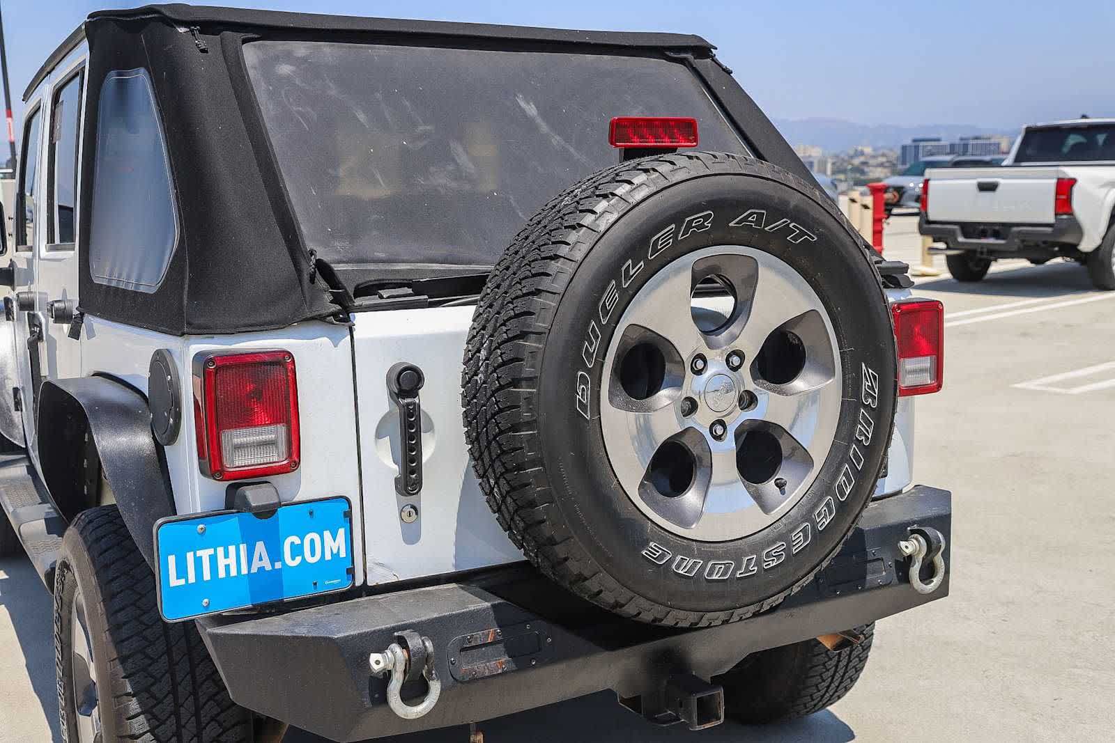 Used 2017 Jeep Wrangler Unlimited Sahara w/ Connectivity Group AWD/4WD image 12