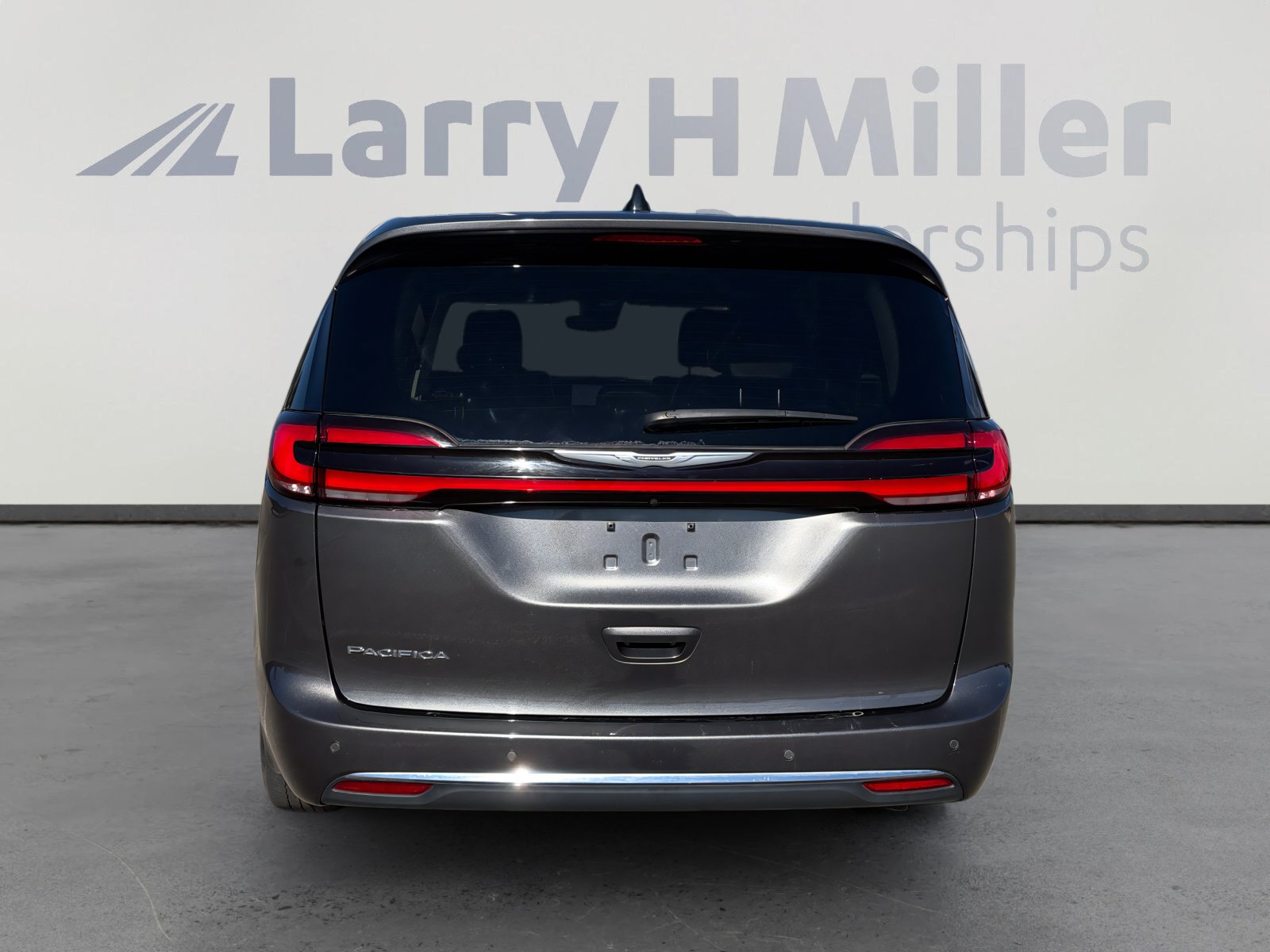 Used 2023 Chrysler Pacifica Touring-L FWD image 5