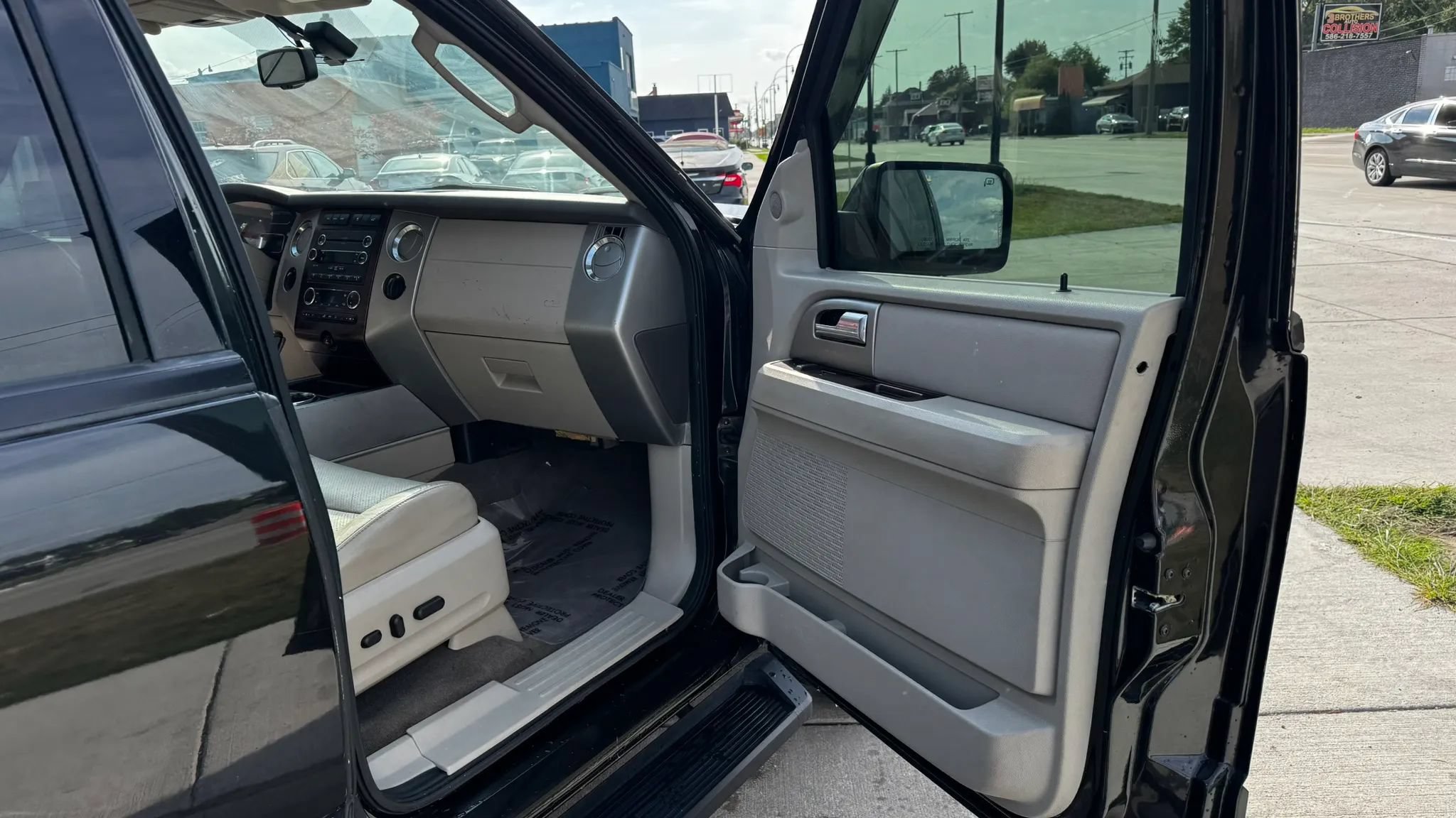 Used 2010 Ford Expedition EL Limited AWD/4WD image 12