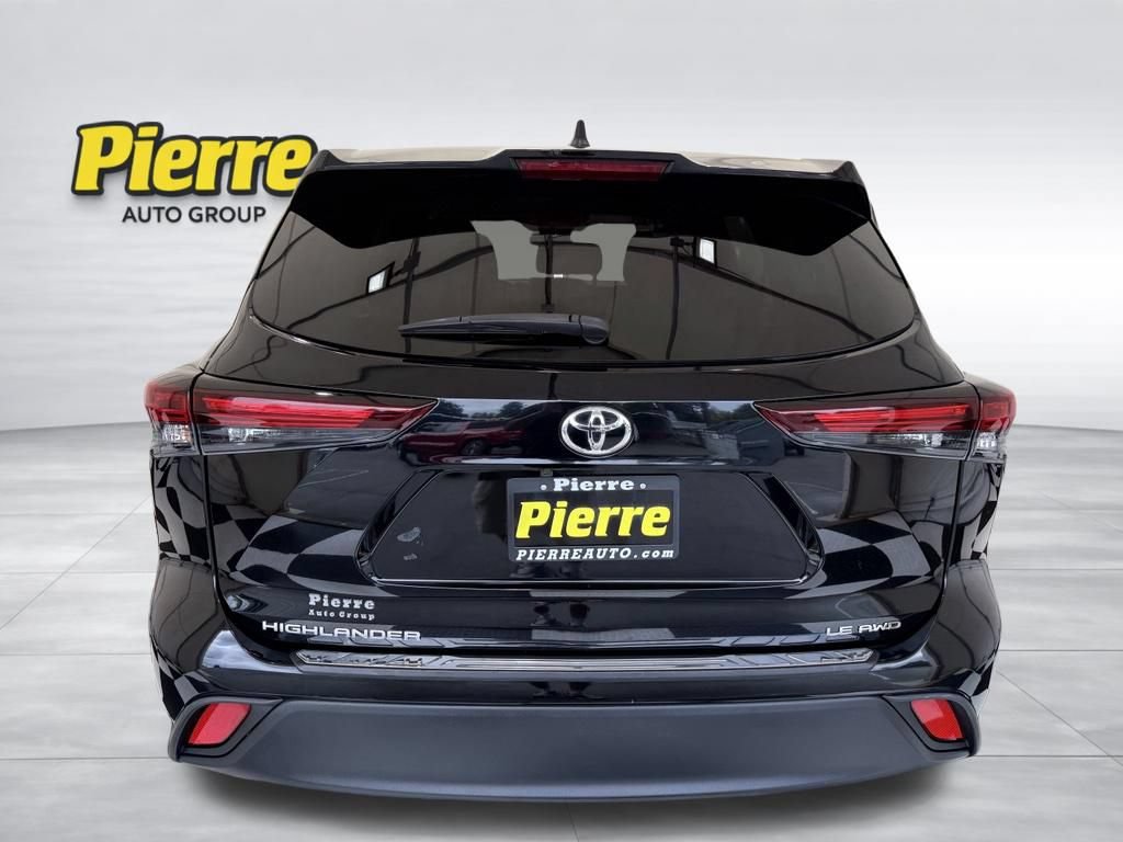 Used 2024 Toyota Highlander LE AWD/4WD image 3