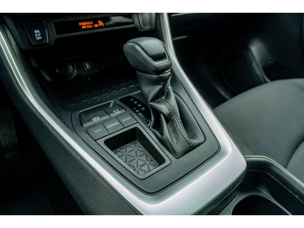 Used 2020 Toyota RAV4 LE FWD image 25