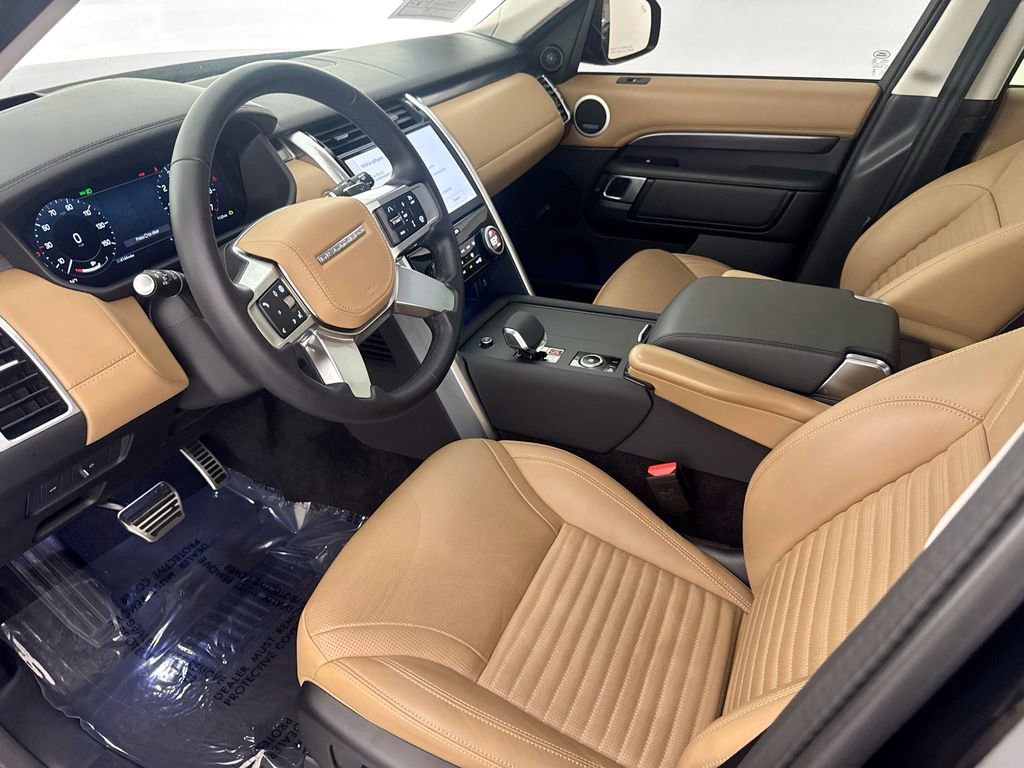 Certified 2025 Land Rover Discovery Metropolitan Edition image 9