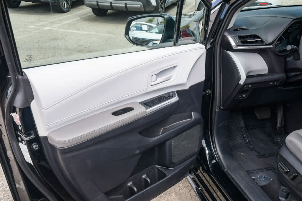 Used 2025 Toyota Sienna LE FWD image 31