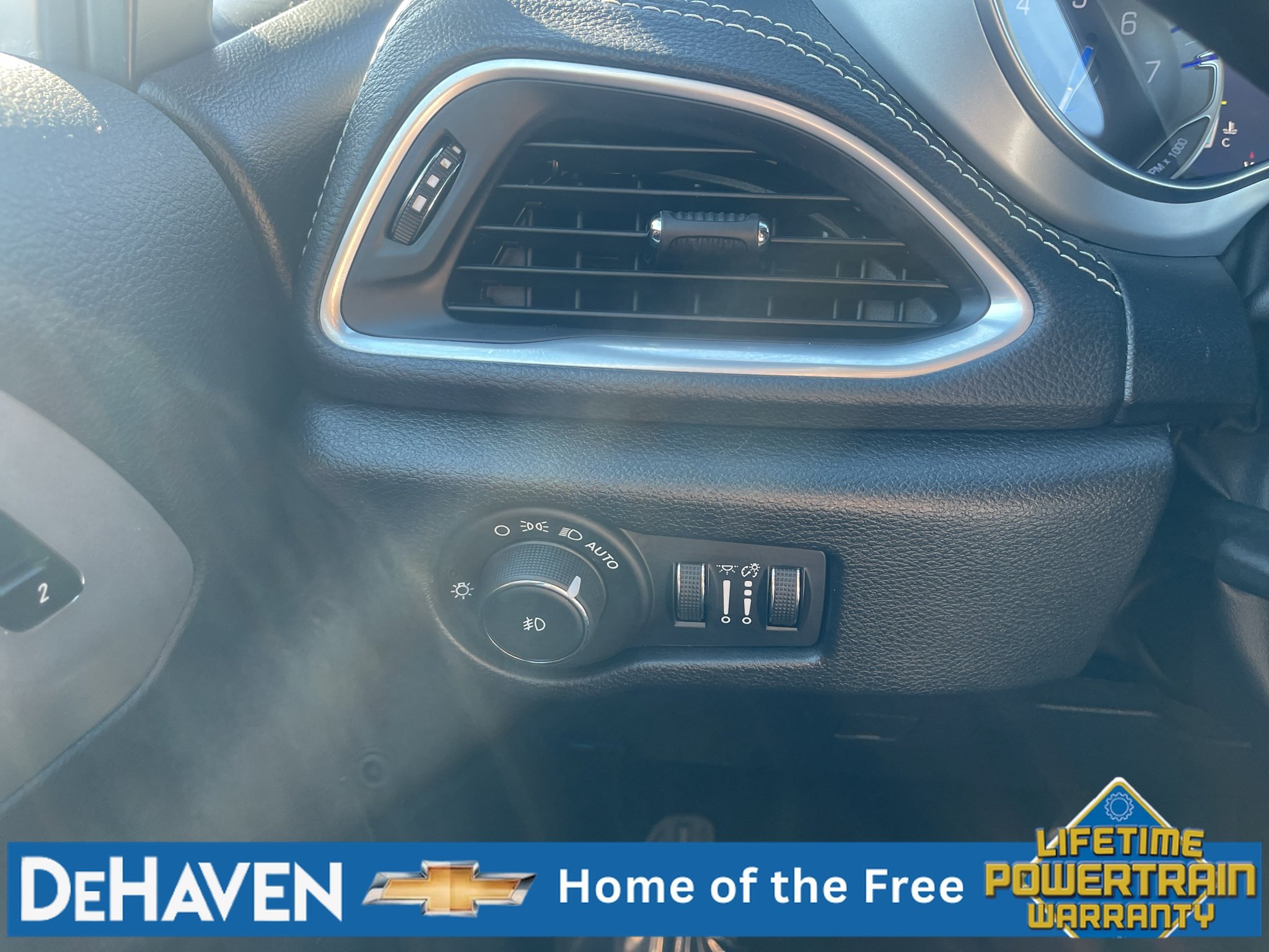 Used 2025 Chrysler Pacifica Limited FWD image 18