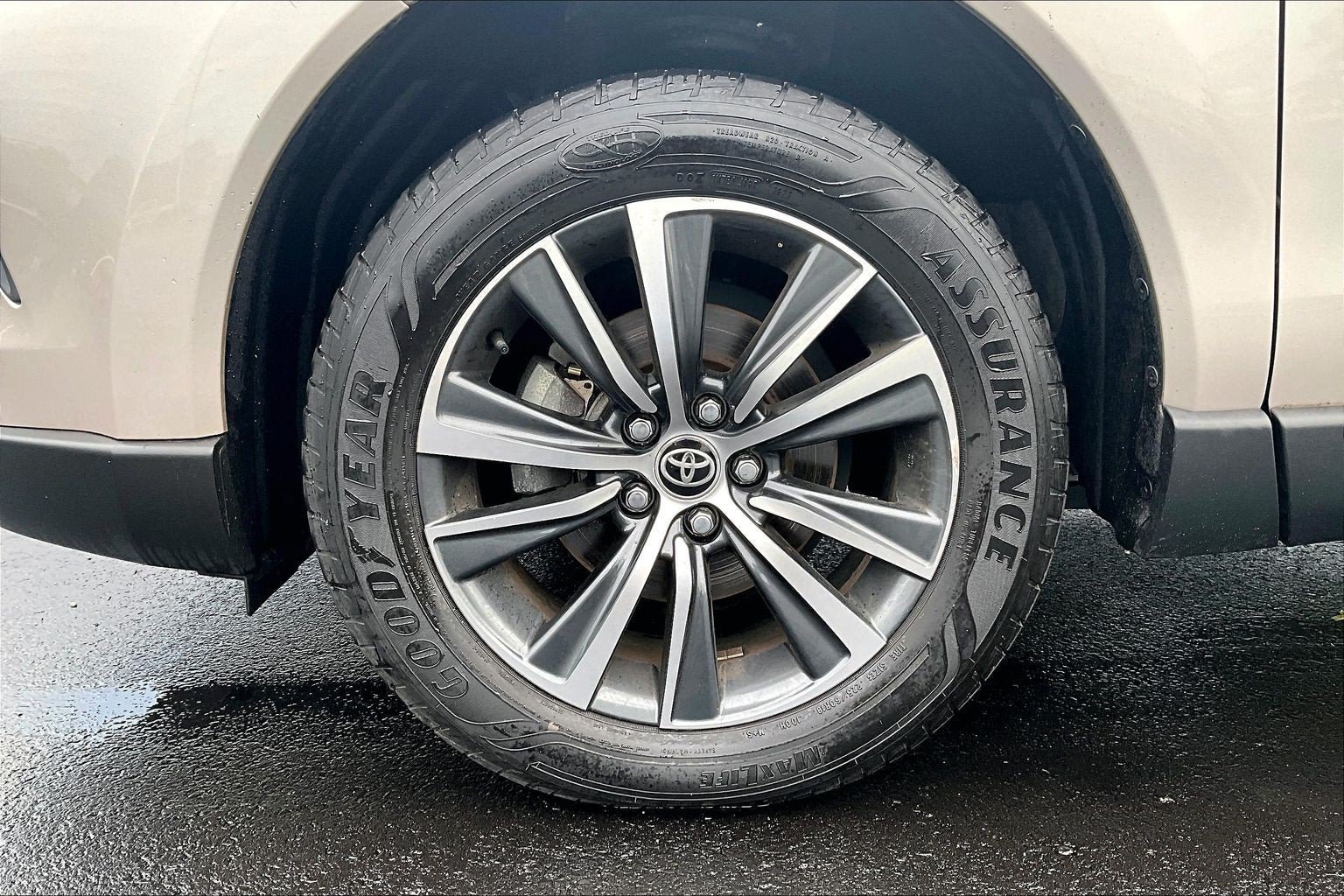 Used 2021 Toyota Venza LE AWD/4WD image 8