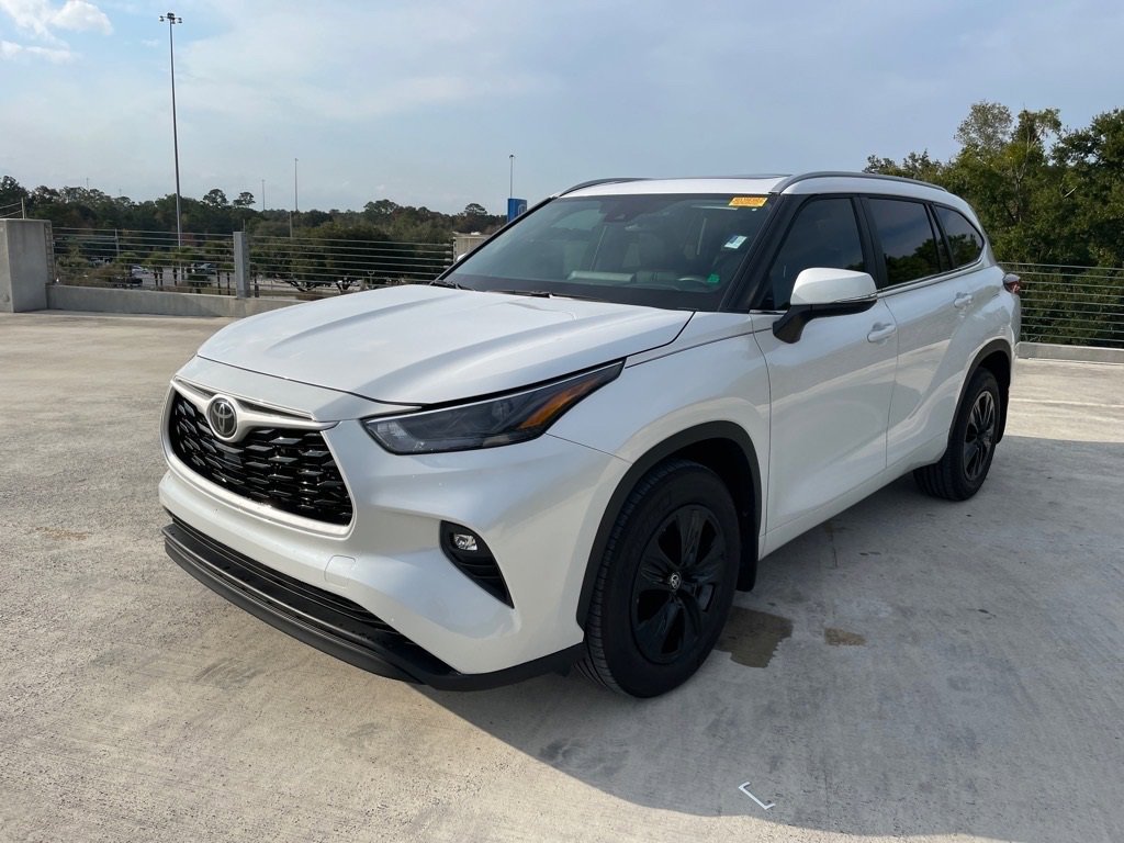 Used 2024 Toyota Highlander XLE image 3