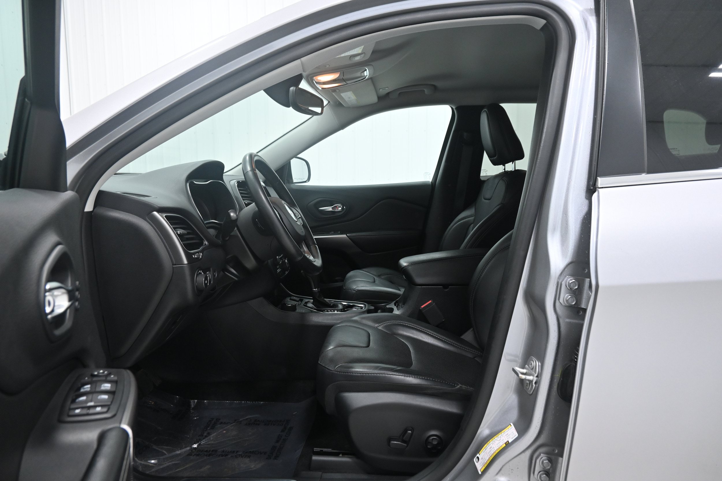 Used 2019 Jeep Cherokee Limited w/ Trailer Tow Group AWD/4WD image 5