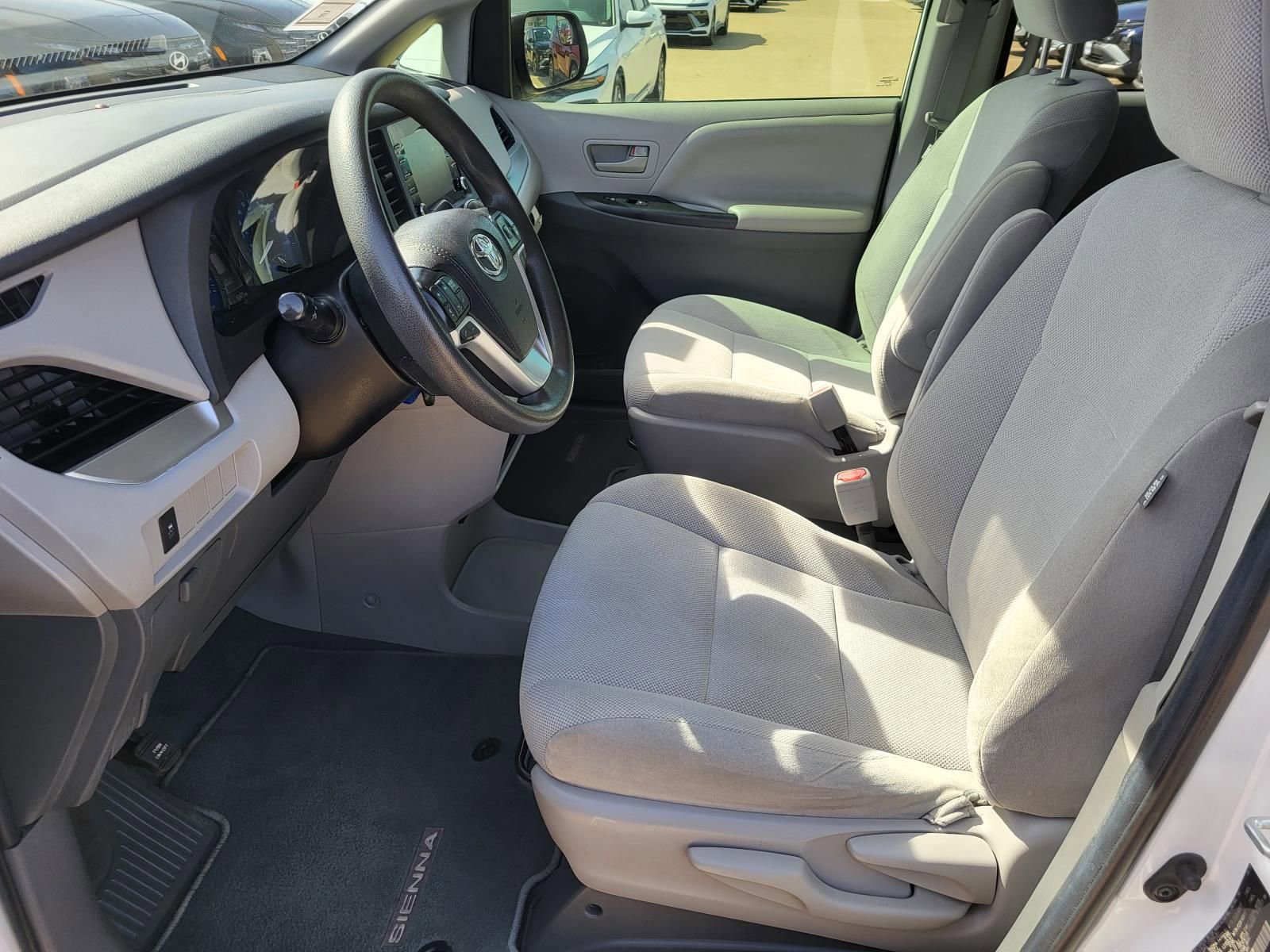 Used 2020 Toyota Sienna L image 18